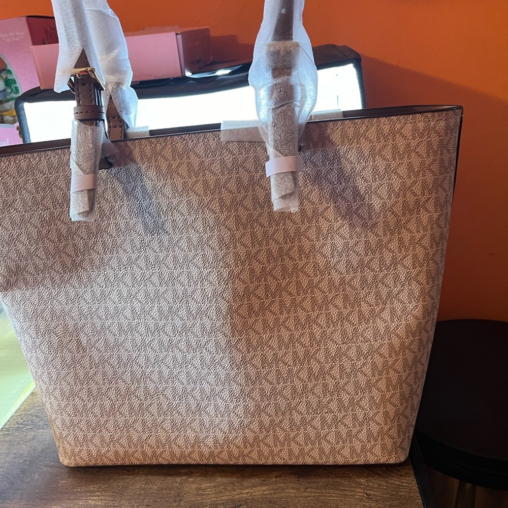 Micheal Kors tote bag. Brand new with tags. - Picture 6 of 10